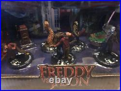 Extremely Rare! Nightmare on Elm Street Freddy vs Jason Mini Figurine Statue Set