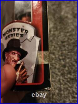 NIGHTMARE ON ELM STREET Robert Englund Autograph Freddy Krueger Signed Figure